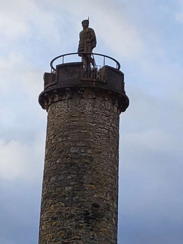 Tower with a statue of a Scottish Highlander on top at Glenfinnan